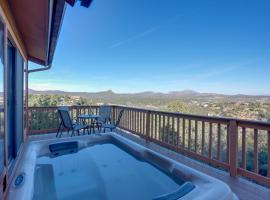Hot Tub, Mountain Views Scenic Prescott Home, hotel v destinaci Prescott