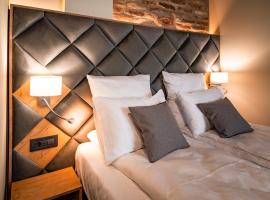 Mustang Boutique Rooms: Oradea şehrinde bir otel