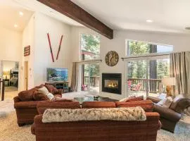 Wolf Den - Bright Open Concept 3 Bedroom- Hot Tub, Pet-Friendly, Minutes from Skiing!