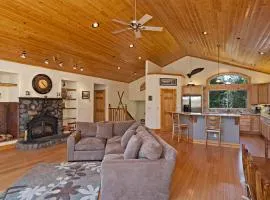 Woodside Lodge on West Shore with Private Hot Tub, Pool Table & Game Room