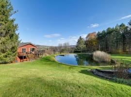 Spacious Finger Lakes Home with Mountain Views, hotel amb aparcament 
