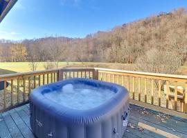Secluded Retreat BBQ, Lawn Games, and Fire Pit!, hotel en Beattyville