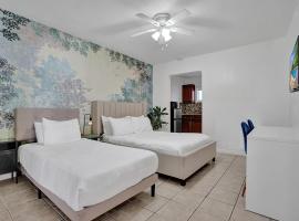 Restaurants Pool Steps to the Beach Holiday, appartement in Dania Beach