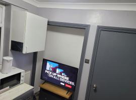 Sleek 2 bedroom flat-sleeps up to 5 guest, ξενοδοχείο σε Hornchurch