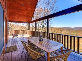Mountain-View Blue Ridge Cabin on Over 2 Acres!, casa de campo em Sparta