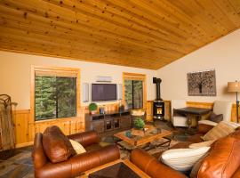 St Bernard at Tahoe Donner Remodeled 3BR - Private Hot Tub and Gym and Pool Access, beach hotel in Truckee