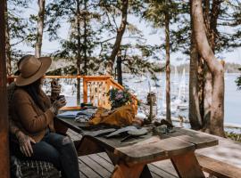 Page's Resort & Marina, курортний готель у місті Gabriola