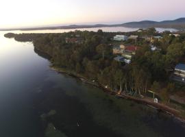 Wallis Lake Retreat-Between the ocean and the lake, ξενοδοχείο σε Tiona