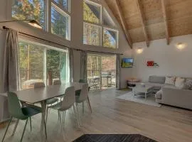 Moon Dune Chalet, Remodeled 3 BR Cabin plus Loft, Walk to Dining