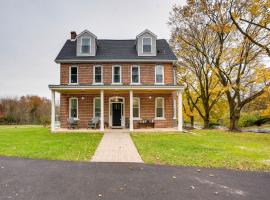 Family-Friendly Hatfield Home 3 Mi to Downtown!, hotel a Hatfield