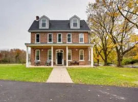 Family-Friendly Hatfield Home 3 Mi to Downtown!