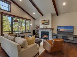 Truckee Luxe by Tahoe Getaways - 3 BR Luxury Gray's Crossing Townhome w Hot Tub on Golf Course - Close to Downtown & Northstar