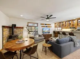 Sunlit Pines by Tahoe Getaways - 2BR in Tahoe Park w Hot Tub, Fenced Yard & Pet Friendly!