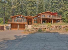 Summit Solitude at Palisade Tahoe - Charming 5BR w Foosball & Shuffleboard Table & Pet Friendly, pet-friendly hotel in Olympic Valley