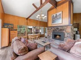 Starry Skies on the West Shore, Private Beach, Fireplace, Pet Friendly, Close to Ski Resorts
