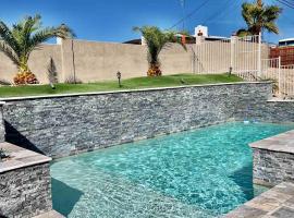 Paradise Oasis! Waterfall pool & spa, hotel di Lake Havasu City