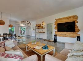 Alaya Stays 4BHK Farmhouse with Pvt Pool & Garden - Manesar, hotel v destinaci Gurgáon