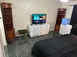 PEACEFUL KING BED WITH 55 INCH SMART TV, 450 WIFI near FIU-Dolphin-MIA, hotel in Tamiami