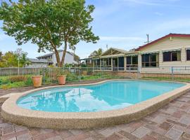 Waterfront Pet-Friendly Abode - Toukley NSW, holiday home in Toukley