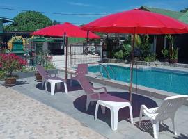 Thaineth Sport Camp, hotel com piscina em Nong Prue