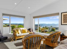 Scenic Lake Views - Taupo Holiday Home, cottage in Taupo