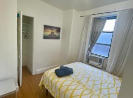 Room in a 2 Bedrooms apt. 10 minutes to Time Square!，西紐約的民宿