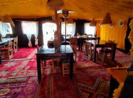 Honeymoon Luxury Glamping, tented camp a Adrouine