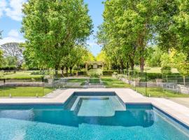 Chanticleer Gardens Barn cottage with a Pool, B&B in Dural