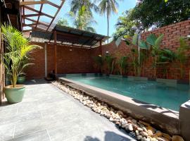 Kutum's Wooden House - Private Pool, Breakfast & Cafe, hótel í Huma