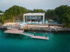 Nurai Water Villa By Luxury Explorers Collection, villa i Abu Dhabi