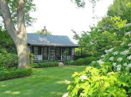 Stunning Cottage in Famous KY Garden -Sleeps 2, hotel in Prospect