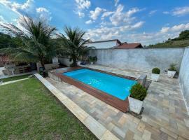 Espaço familiar com piscina em Penedo, hotel met zwembaden in Penedo