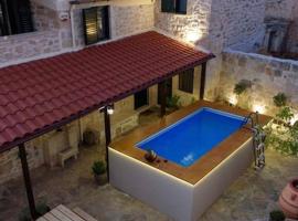 Pyrgou Villa with pool and fireplace 2, cabaña o casa de campo en Heraclión