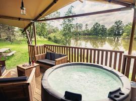 Tente lodge Jacuzzi privatif en pleine nature, tente de luxe à Thiel-sur-Acolin