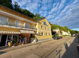 Ferienwohnung und Zimmer zum Donaublick: Kelheim şehrinde bir otel