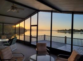 Lake House Retreat, hotel en Polk City