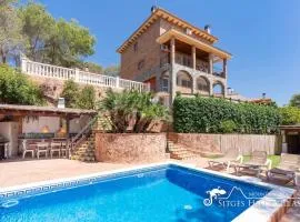 Charming Villa Del Cel, peaceful location, private pool and A/C