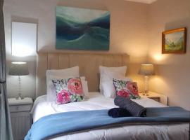 Firefly Cottage: Cosi nest tucked away in garden, hotel Kenton on Sea-ben