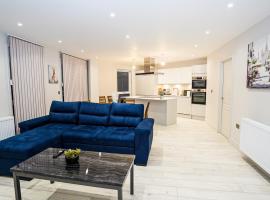 "Easy 2 Manage Royal Penthouse Luxurious Retreat in Slough"، فندق في سلاو