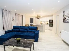 "Easy 2 Manage Royal Penthouse Luxurious Retreat in Slough"