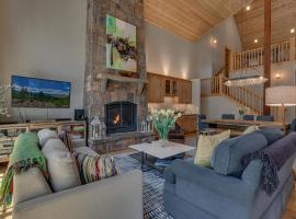 Truckee Treasure at Grays Crossing, Relaxing Home w Private Hot Tub, Dogs Welcome!, αγροικία σε Truckee