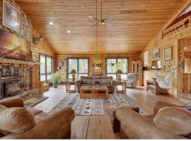 Sunshine Pines - Mountain Retreat Oasis home, hotel i Long Lake