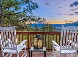 Expansive Monument Home Hot Tub and Mountain Views!, hotell sihtkohas Palmer Lake