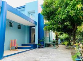 MAGAYON BLUE HOUSE IN THE HEART OF LEGAZPI、レガスピのコテージ