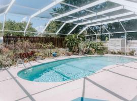 Entire home, heated pool, just 10 min to beach!, hotel em Vero Beach