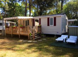 Bungalow convivial à Saint-Brevin-les-Pins avec piscine - 32 m², hotel in Saint-Brevin-les-Pins