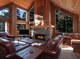 Alpine Darling- Hot Tub- Pet Friendly- 3 Minute Drive to Palisades Tahoe, хотел в Alpine Meadows