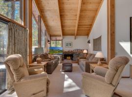 Base Camp at Dollar Point by Tahoe Getaways - Hot Tub, Large Deck, Wood Fireplace, Short Drive to Ski Resorts!，位于塔霍城的酒店
