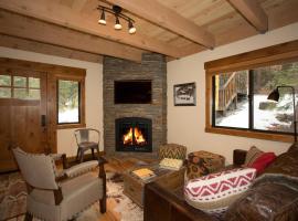 Allenby- LuxuryCabin w Cozy Fireplace, Near Northstar!, khách sạn ở Tahoe Vista
