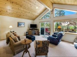 New Listing! Woodland Heights at Tahoe Park- Pet Friendly - Private Beach, hotel v destinaci Tahoe City